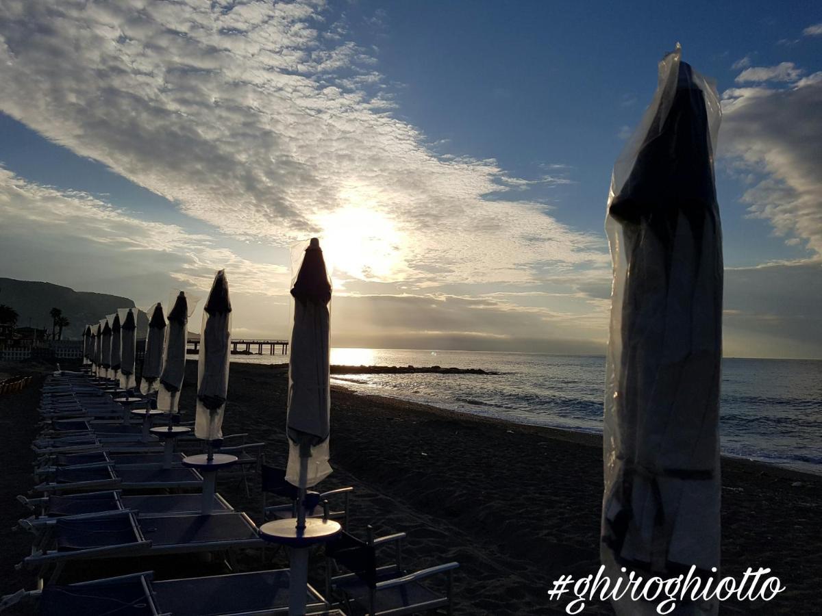 Ghiro Ghiotto Bed & Breakfast Pietra Ligure Ngoại thất bức ảnh