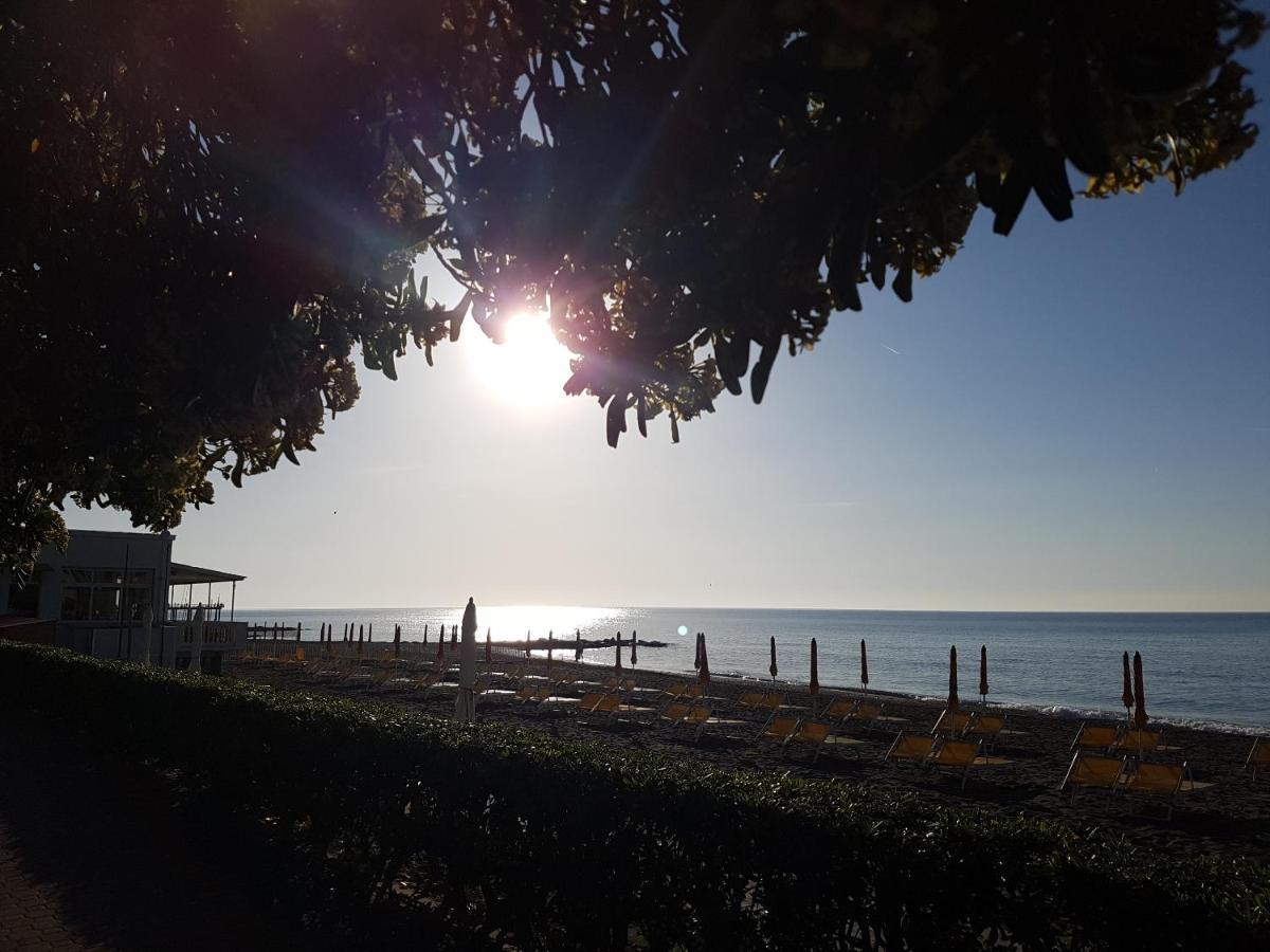 Ghiro Ghiotto Bed & Breakfast Pietra Ligure Ngoại thất bức ảnh