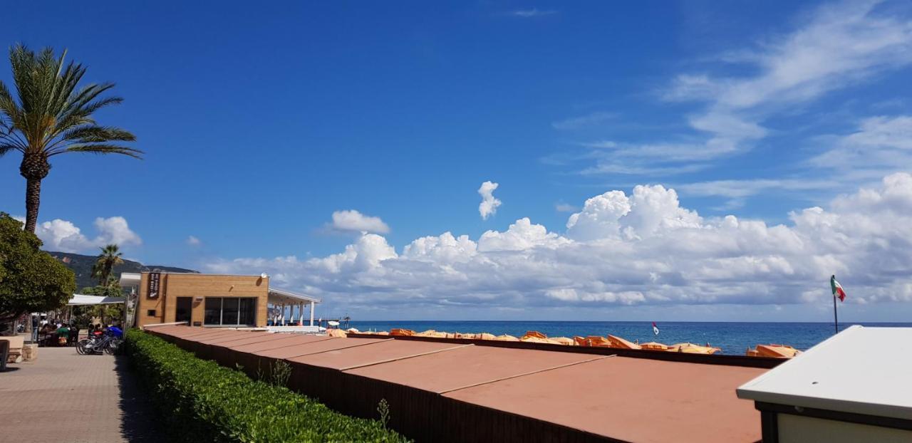 Ghiro Ghiotto Bed & Breakfast Pietra Ligure Ngoại thất bức ảnh